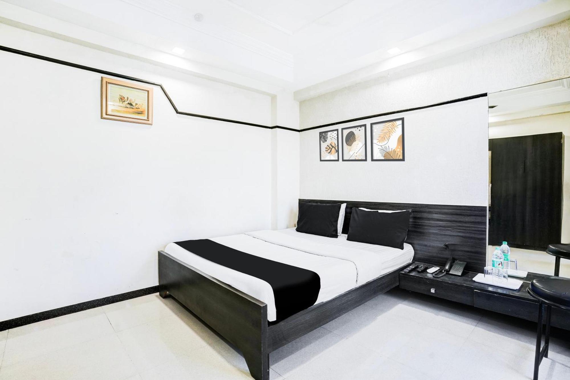 Super Collection O Ashram Road Near Sardar Bridge Formerly Hotel Apple Inn Ahmedabad Buitenkant foto