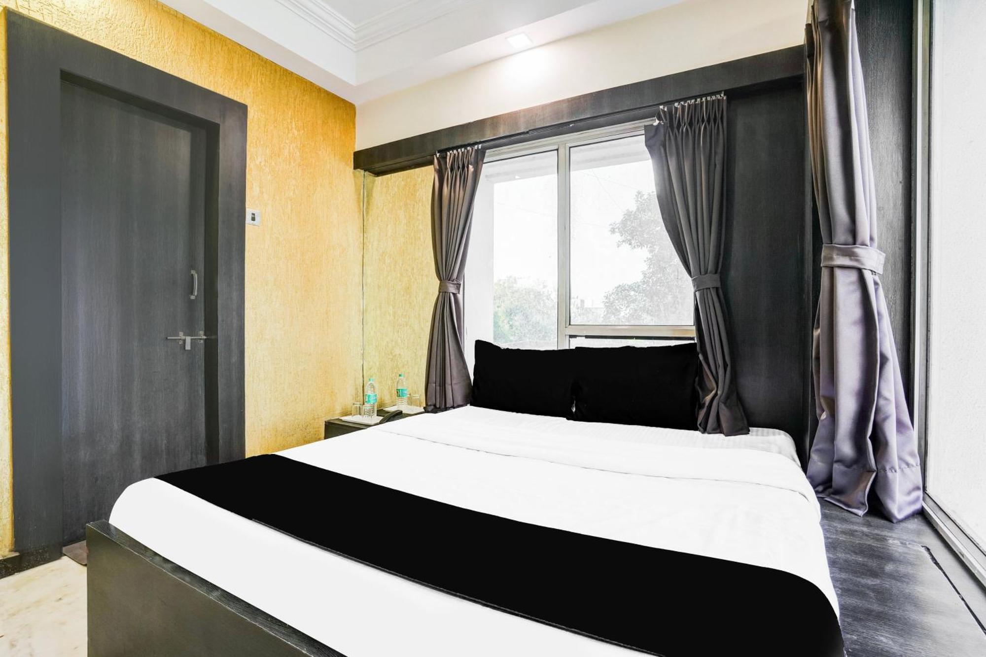 Super Collection O Ashram Road Near Sardar Bridge Formerly Hotel Apple Inn Ahmedabad Buitenkant foto